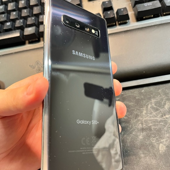 Barely used Samsung s10+ - Picture 1 of 5